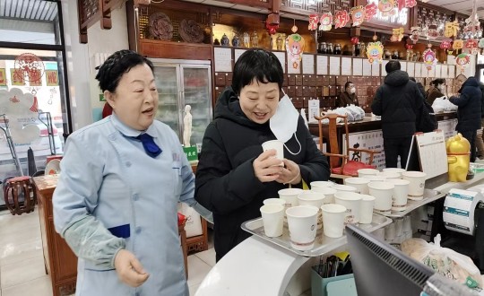 14.药业公司“欢喜闹元宵，，，，，，，，康健走百病”惠民活动现场_副本.jpg